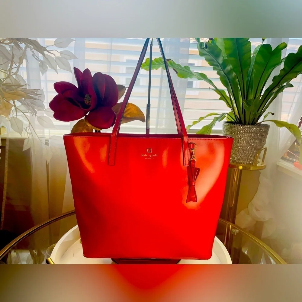 “Host Pick”KATE SPADE NEW YORK Tote Red